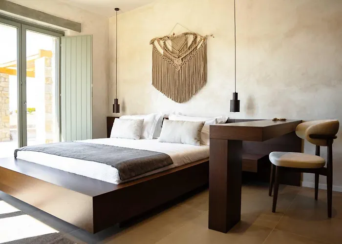 Phoenix With Private Pool & Sea Views Near Naousa Vila *